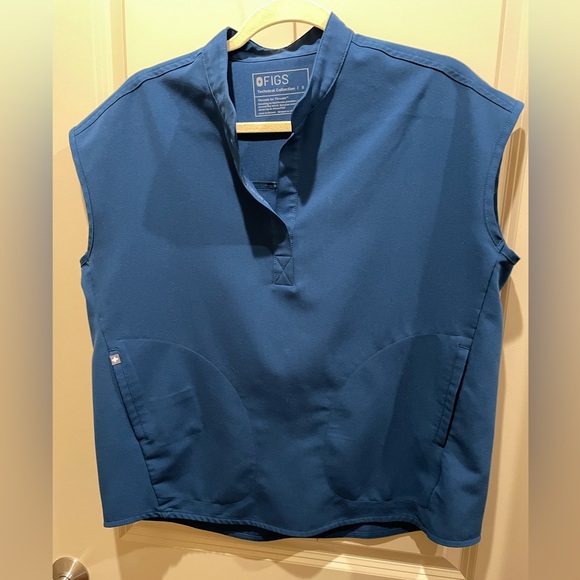 FIGS Raphaela Deep Reef Scrub Top - Picture 1 of 3